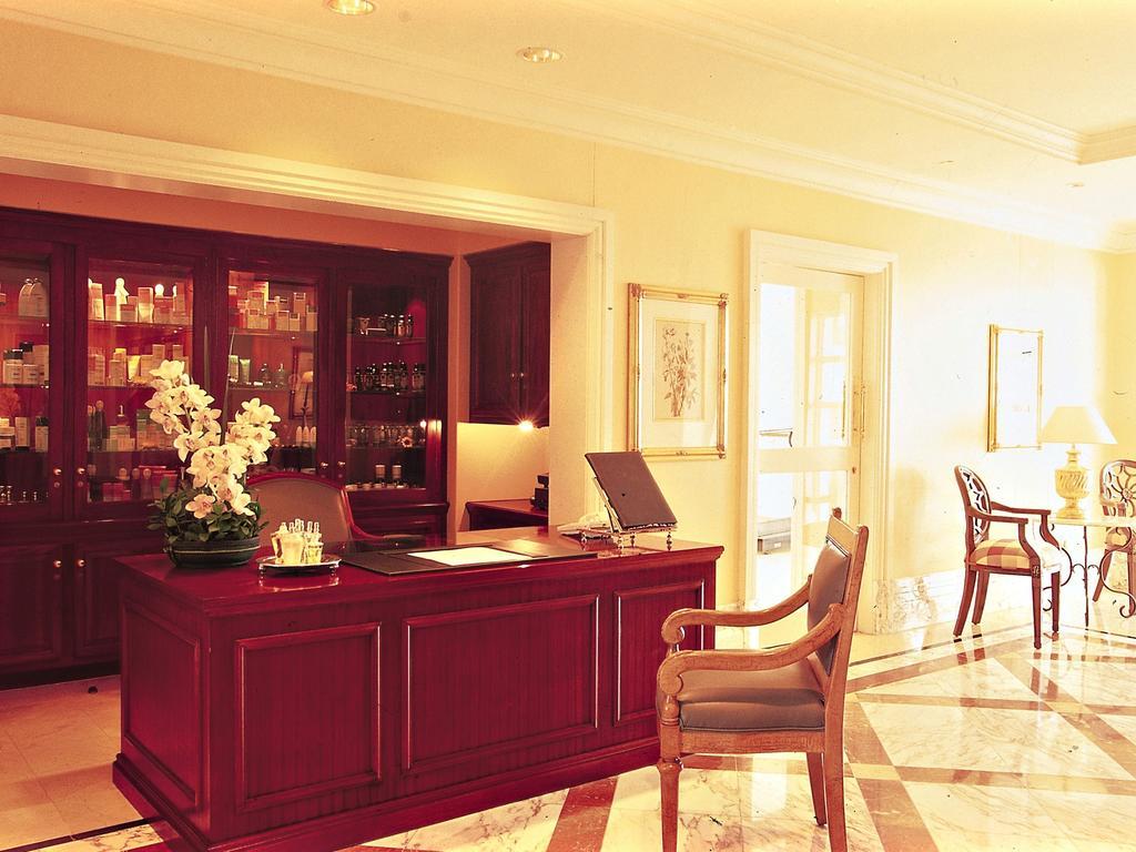 The Table Bay Hotel Ciudad del Cabo Exterior foto Concierge desk at the Four Seasons Hotel, Washington, D.C.